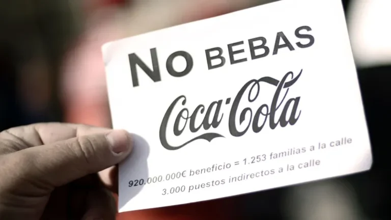 Salariés espagnols célèbrent leur victoire syndicale contre Coca-Cola.