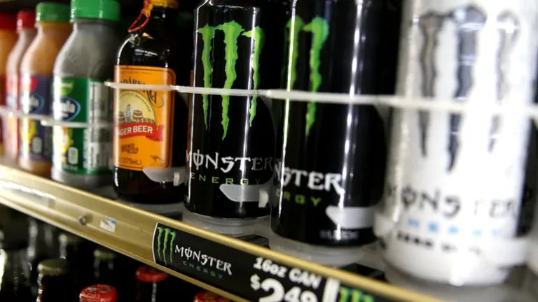 Logos Coca-Cola et Monster illustrant l'accord qui inquiète FO.