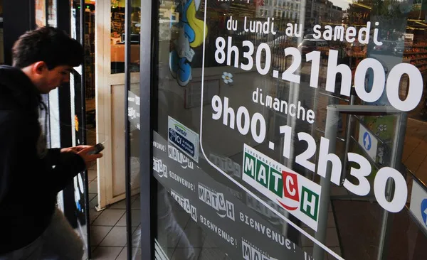 Le gouvernement recule sur l'obligation des maires concernant le travail dominical.