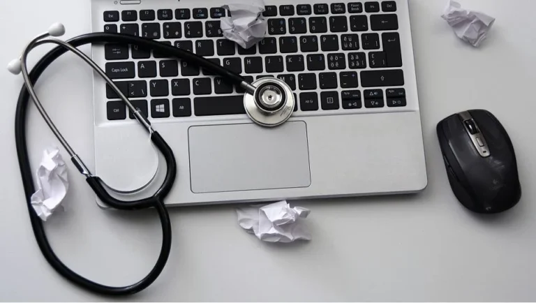 Alerte FO sur les dangers, la santé et les droits du télétravail.
