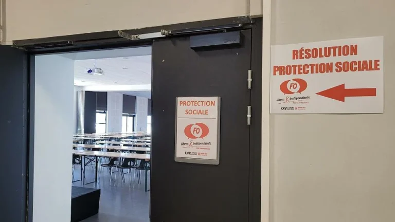 Participants au congrès FO de Rouen discutant d'indépendance syndicale.