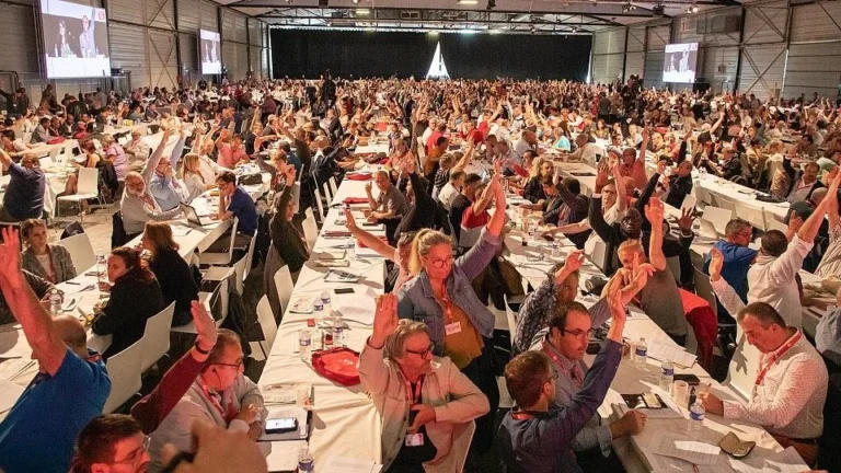 Délégués FO au congrès de Rouen débattant de l'indépendance syndicale.
