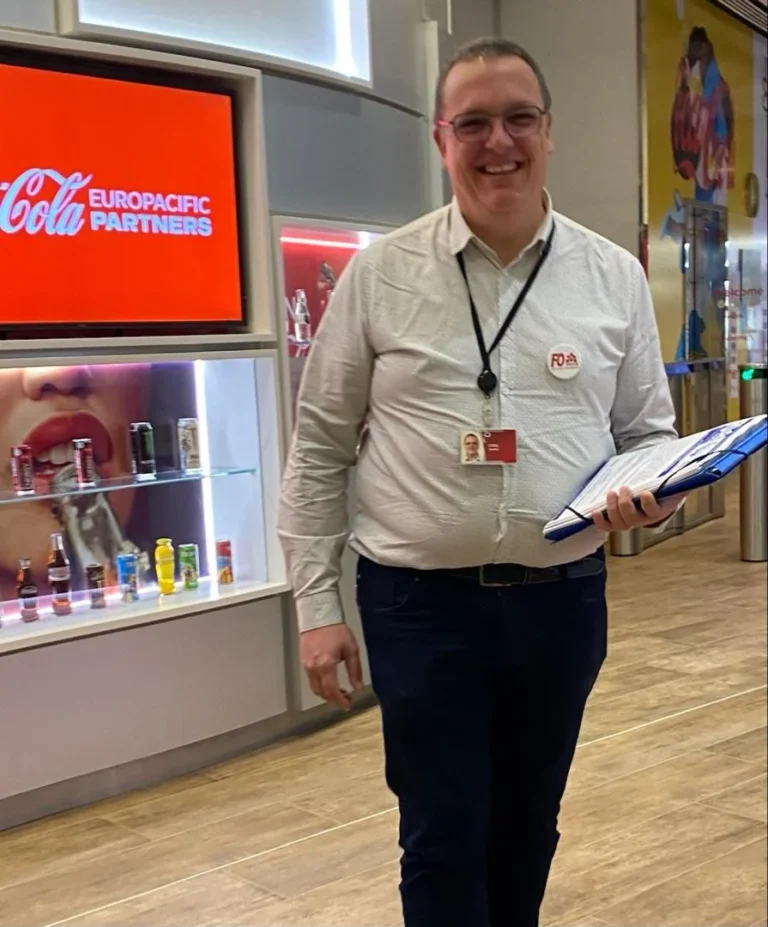 Distribution d'informations syndicales FO Coca-Cola au siège social.