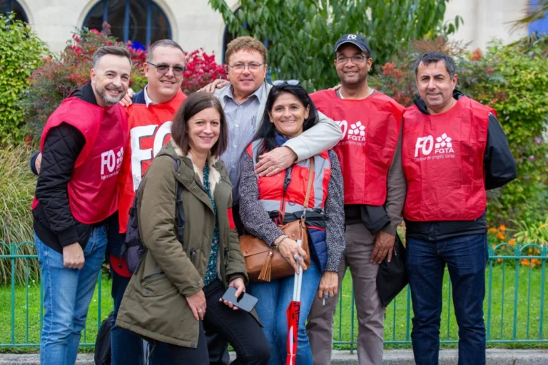 Militants FO Coca-Cola exigeant des salaires face à l'inflation en 2022.