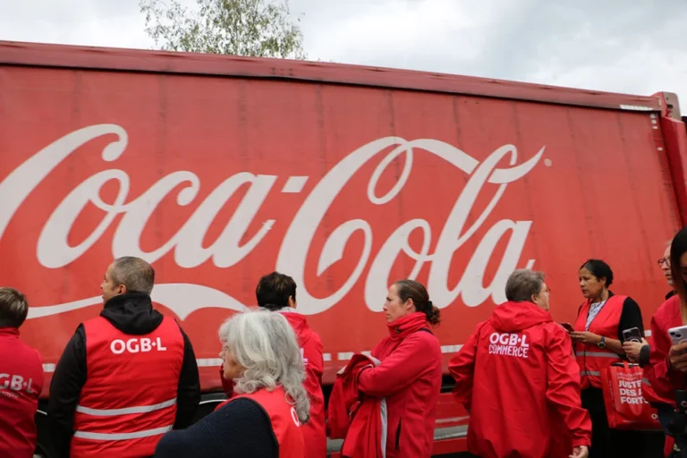 Logo Coca-Cola, symbole de l'entreprise et de ses enjeux syndicaux