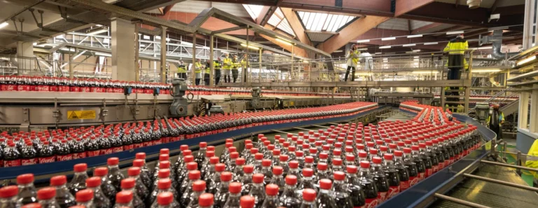 Membres FGTA-FO Coca-Cola Grigny discutant des investissements et enjeux salariés.