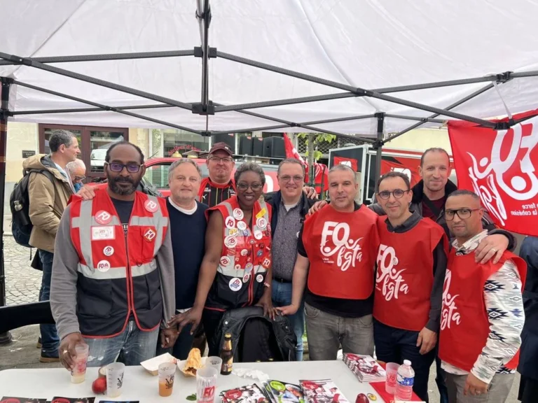 Militants FO défilant à Paris lors du 1er Mai 2024 pour les salaires.