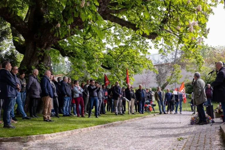 Militants FO manifestant à Paris le 1er Mai 2024 pour salaires et droits.