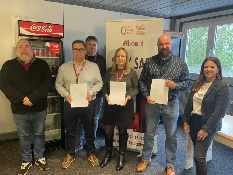 Membres du syndicat OGBL célébrant une victoire sociale chez Coca-Cola Luxembourg.